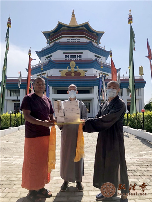 院中勇法师迅速组织寺院常住法师将口罩送至蓝毗尼园区的二十多家寺院